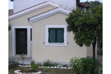 Grecia Chata Kassiópi, Exterior